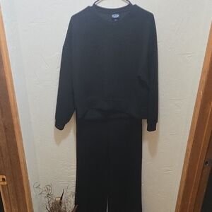 Fashionable Black Sweatshirt And Pants Set From Scoop